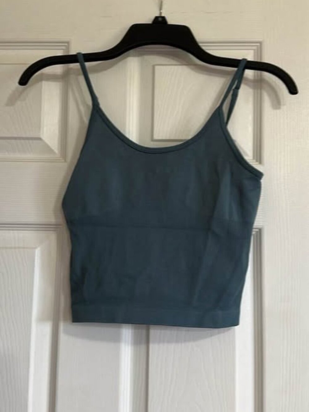 Cropped workout tank top size medium ￼